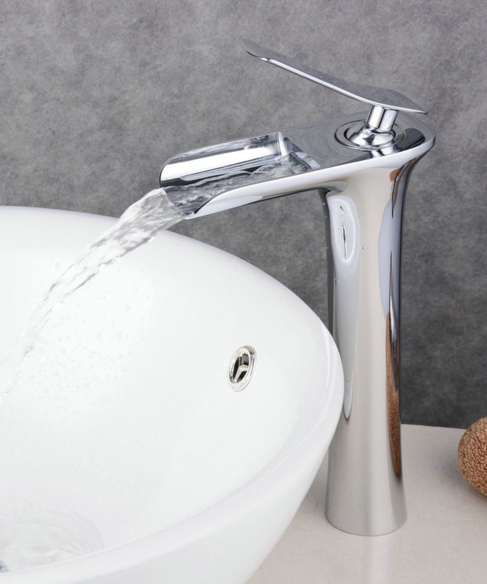 Robinet de lavabo avec jet d'eau effet cascade, une finition chromée pour un style contemporain et simple