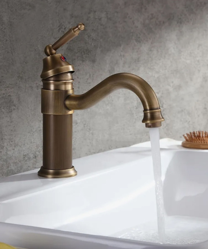 Robinet lavabo mitigeur bronze, doté d'une conception traditionnelle avec un bec courbé, une poignée tige et un corps rond