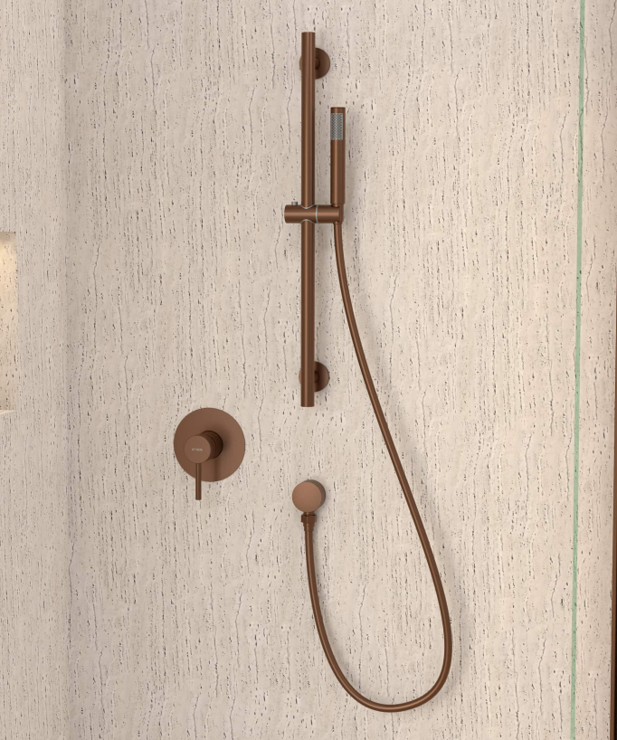 Mitigeur douche encastré avec ensemble barre et douchette or rose brossé de la collection Corbeau